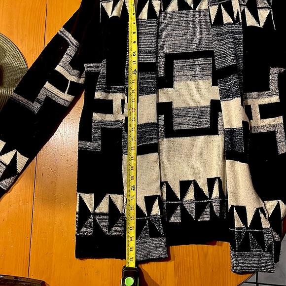 VINTAGE Cardigan sweater in a southwestern bohemian pattern. - Picture 4 of 4